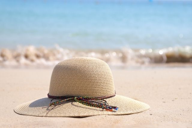 Hiusten suojaaminen lierihatulla